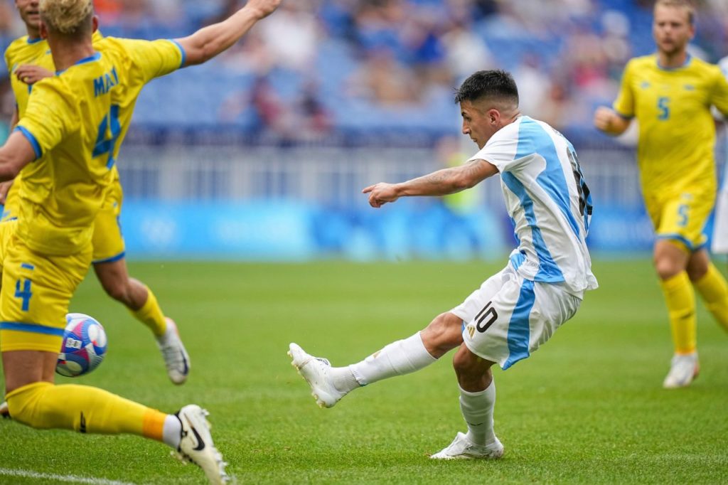 Almada-Argentina-gol-alamy2XN0G9D Thiago Almada chuta para marcar um golaço para a Argentina na vitória sobre a Ucrânia nos Jogos Olímpicos de Paris-2024