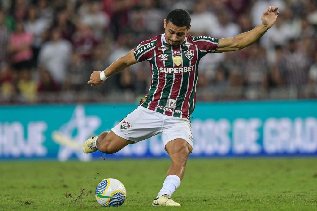 André-Fluminense-jogo-alamy2XKYHWT Volante André em jogo do Fluminense no Maracanã