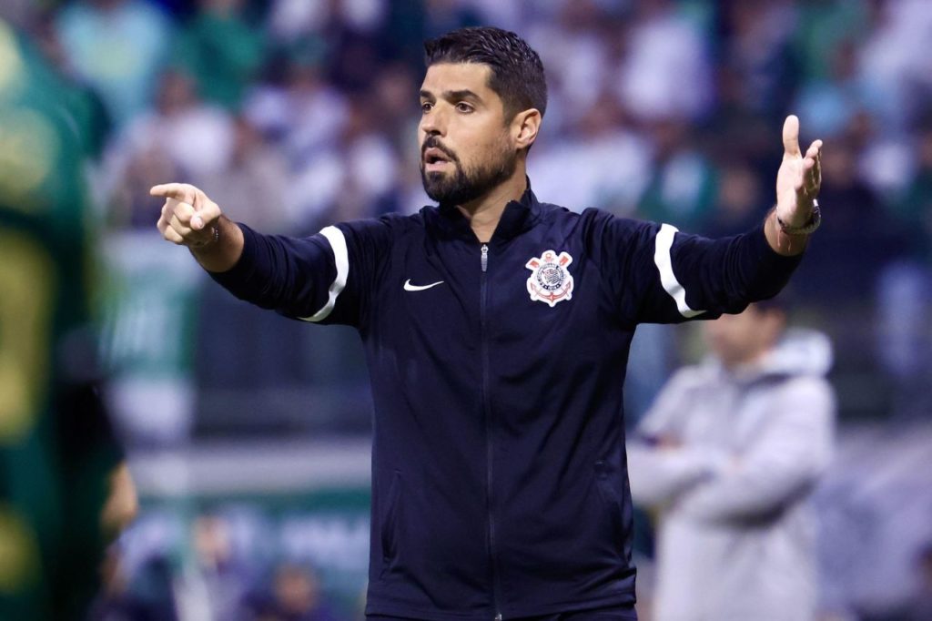 Antonio-Oliveira-treinador-demissão-Corinthians-alamy2XF7MTE Técnico António Oliveira no comando do Corinthians no clássico com o Palmeiras