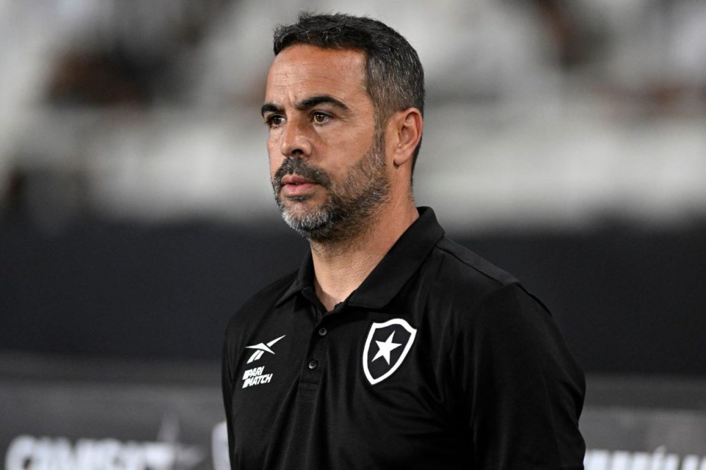 Artur-Jorge-Botafogo-treinador-alamy2X4ERF8 Técnico Artur Jorge comanda do Botafogo no Brasileiro