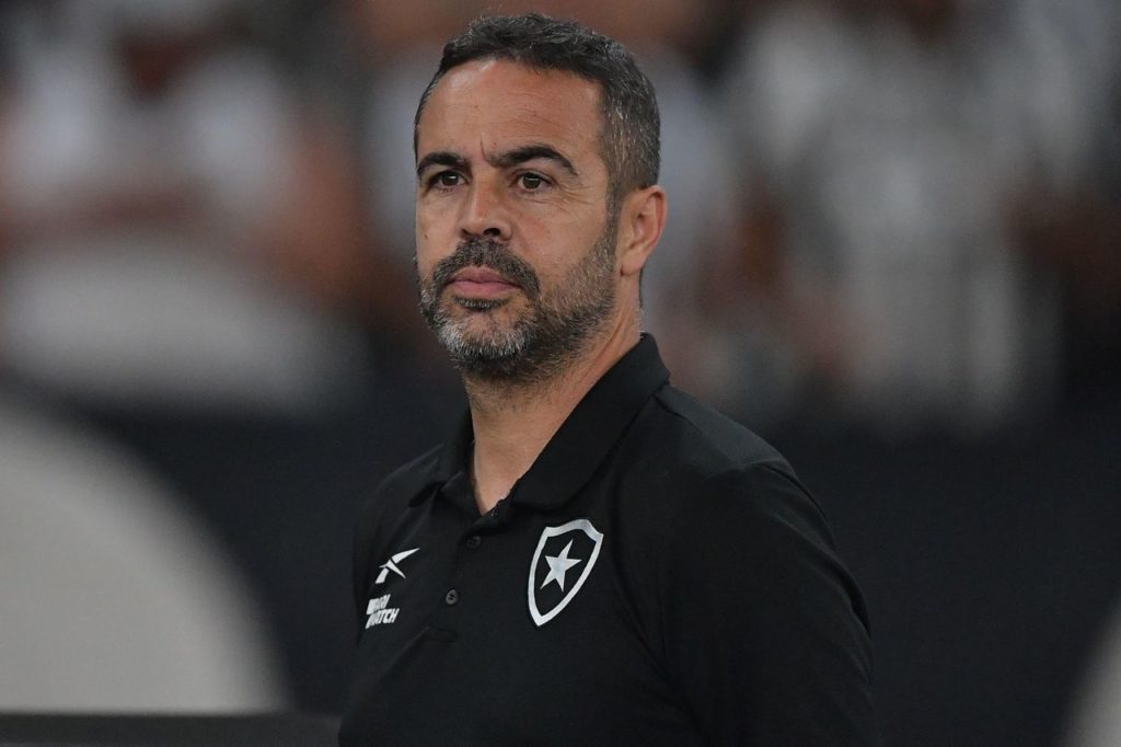 Artur-Jorge-Botafogo-treinador-alamy2XG9HXN Técnico Artur Jorge no comando do Botafogo no Brasileiro