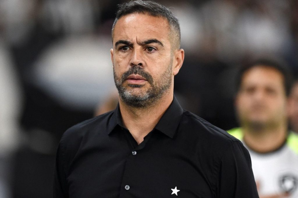 Artur-Jorge-treinador-Botafogo-alamy2XK6YN Técnico Artur Jorge no comando do Botafogo em jogo do Brasileiro