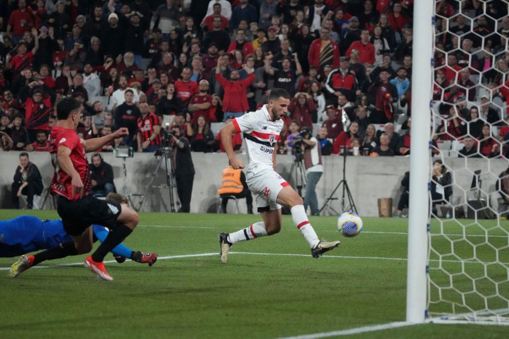 Calleri-São-Paulo-gol-alamy2XFHX4D Argentino Calleri faz o gol da vitória do São Paulo sobre o Athletico