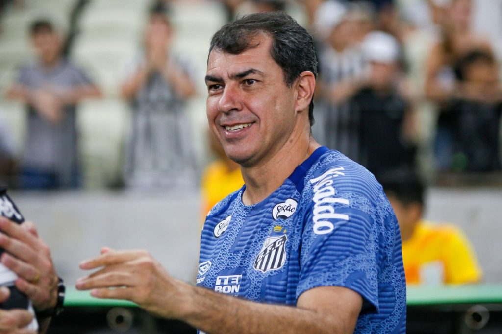 Carille-Santos-treinador-alamy2XG0NY0 O técnico Fábio Carille no comando do Santos no Brasileiro Série B