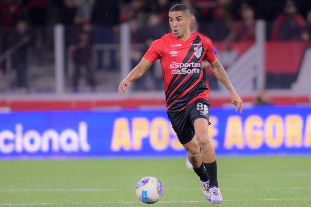 Christian-Athletico-PR-jogo-alamy2XHDX6R Volante Christian em jogo pelo Athletico Paranaense