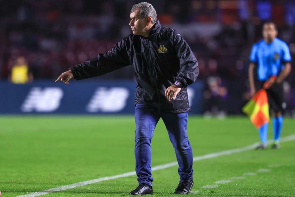 Claudio-Tencati-treinador-Criciúma-alamy2XEGRR6 Técnico Cláudio Tencati no comando do Criciúma em jogo do Brasileirão