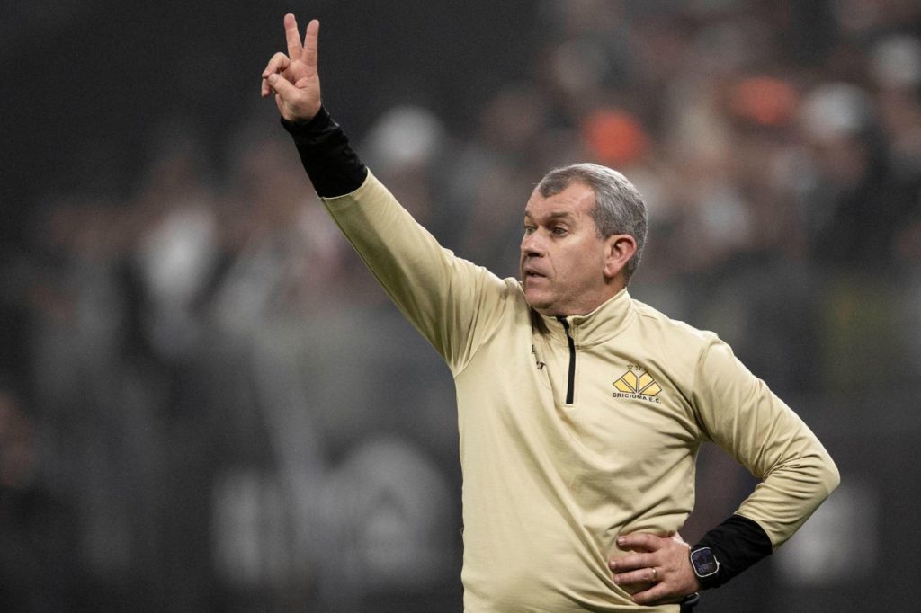 Claudio-Tencati-treinador-Criciúma-alamy2XJ79FY Técnico Cláudio Tencati no comando do Criciúma no Campeonato Brasileiro