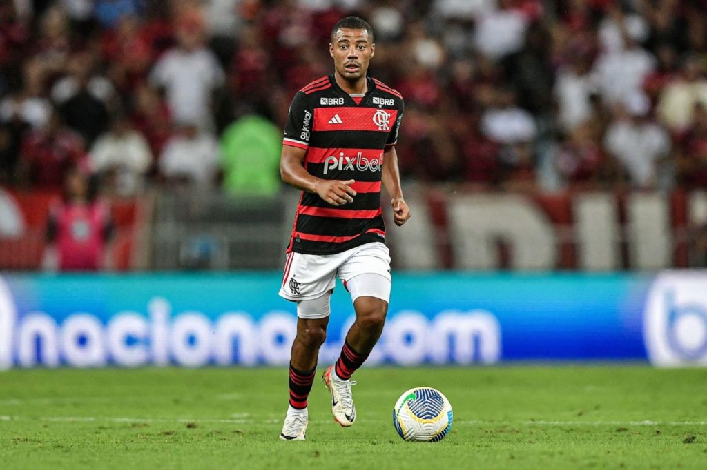 De-La-Cruz-Flamengo-jogo-alamy2X4BEX1 O meia uruguaio De La Cruz em jogo do Flamengo no Maracanã