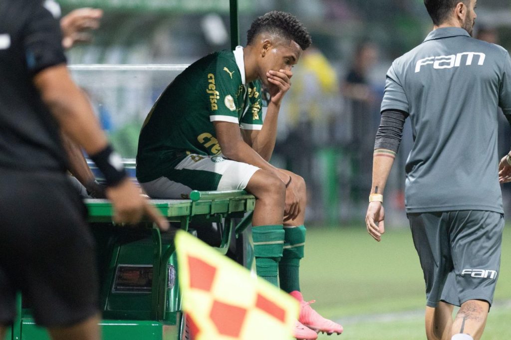 Estêvão-Palmeiras-lesão-jogo-alamy2XMF5D3 Meia Estevão sofre lesão em jogo do Palmeiras no Allianz Parque