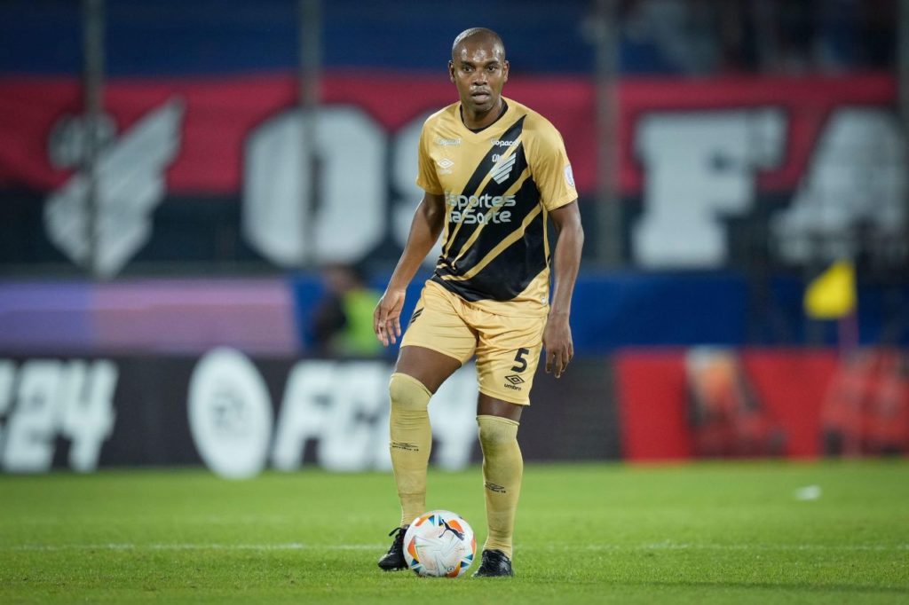 Fernandinho-Athletico-PR-jogo-alamy2XJMDCA Volante Fernandinho em ação pelo Athletico-PR na Sul-Americana