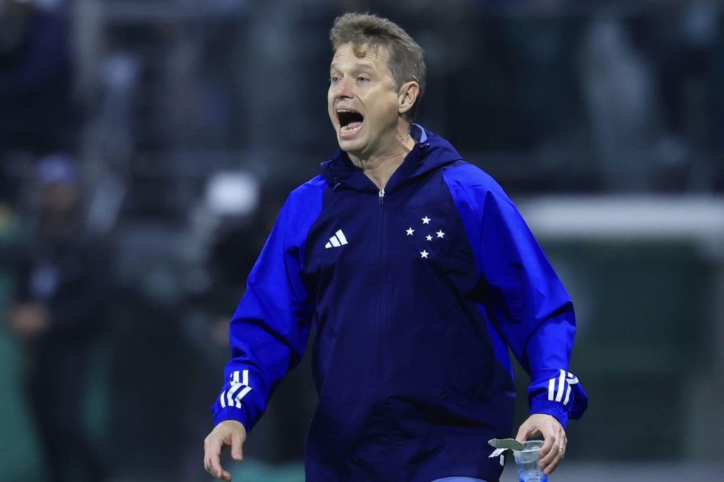 Fernando-Seabra-treinador-Cruzeiro-alamy2XK3X8N Técnico Fernando Seabra no comando do Cruzeiro no Brasileiro