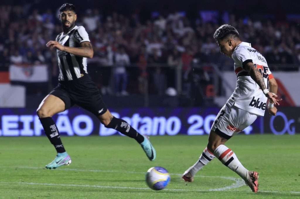 Ferreira-São-Paulo-Barboza-Botafogo-gol-alamy2XKY1H9 Ferreira marca o gol de empate do São Paulo com o Botafogo no Morumbis pelo Brasileiro