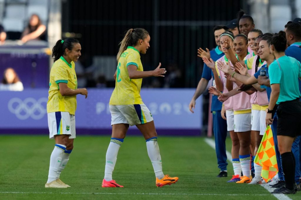 Gabi-Nunes-Marta-gol-Brasil-alamy2XM43J9 Gabi Nunes comemora com a Rainha Marta e as outras jogadoras da Seleção na vitória sobre a Nigéria nas Olimpíadas