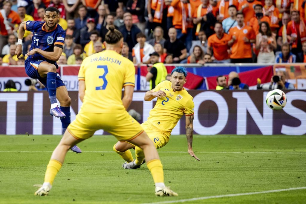 Gakpo-Holanda-gol-alamy2XFC2R1 Cody Gakpo chuta para abrir o placar para a Holanda contra a Romênia na Euro 2024