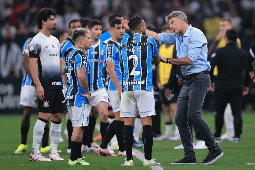 Grêmio-Renato-treinador-alamy2XM5718 Técnico Renato Portaluppi orienta os jogadores do Grêmio em jogo contra o Corinthians