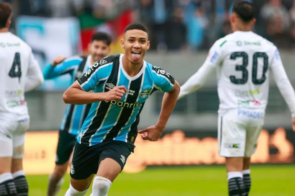 Gustavo-Nunes-Grêmio-gol-alamy2XHH0KT Gustavo Nunes comemora gol do Grêmio na vitória sobre o Operário-PR no Estádio Centenário