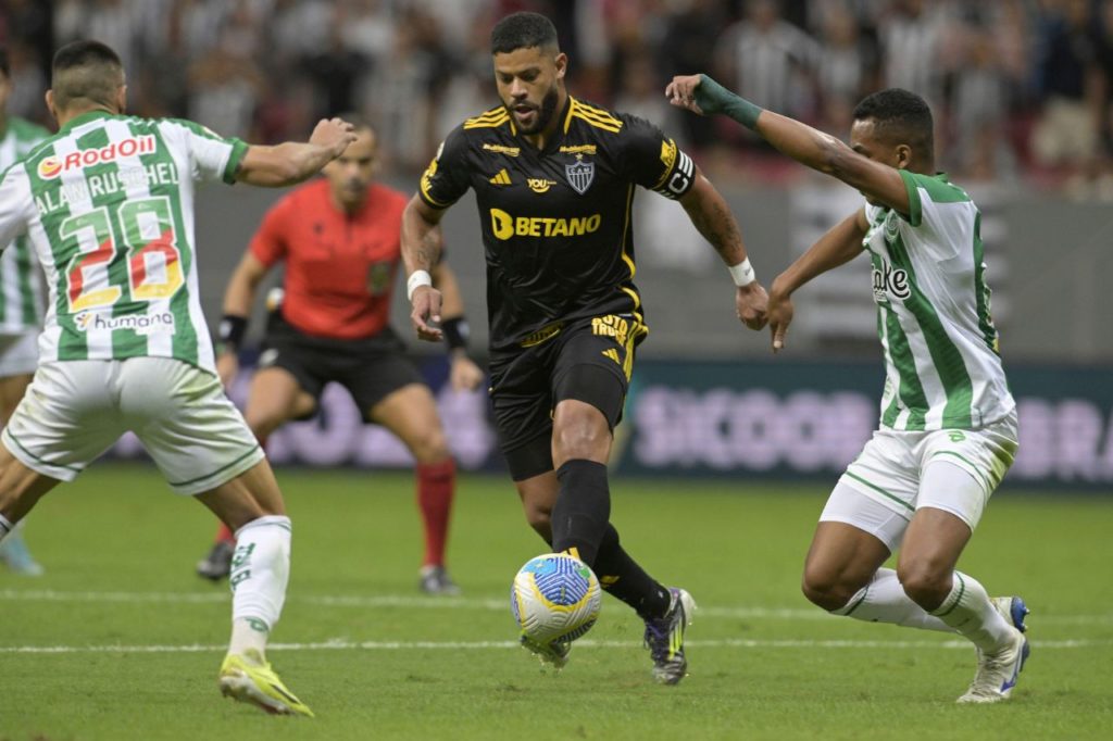 Hulk-Atlético-MG-Juventude-jogo-alamy2XJ6DM5 Centroavante Hulk carregando a bola no jogo entre Atlético-MG e Juventude