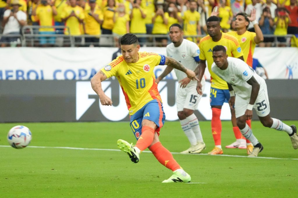 James-Rodríguez-Colômbia-gol-alamy2XG550D Meia James Rodríguez batendo pênalti para a Colômbia na vitória sobre o Panamá