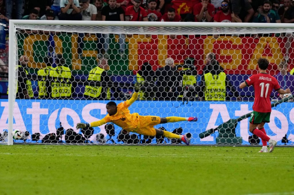 João-Félix-Maignan-Portugal-França-pênalti-alamy2XG0PP7 João Félix batendo pênalti na trave na disputa entre Portugal e França na Euro 2024