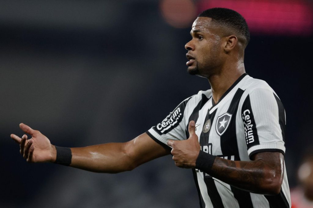 Junior-Santos-Botafogo-jogo-alamy2XK3H21 Atacante Júnior Santos em partida do Botafogo contra o Internacional pelo Brasileirão