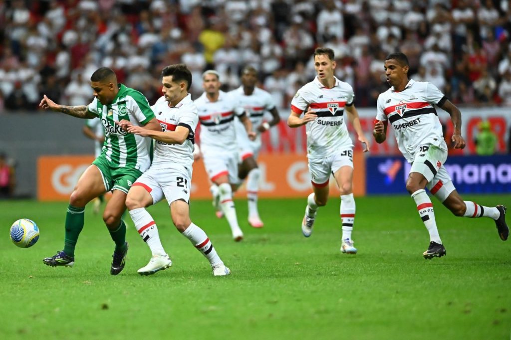 Juventude-São-Paulo-jogo-alamy2XK85EG Erick Farias carregando a bola e sendo marcado por Bobadilla no jogo entre Juventude e São Paulo