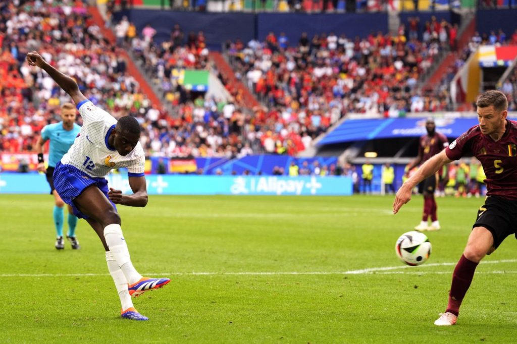 Kolo-Muani-gol-França-alamy2XF6FEA Kolo Muani bate e conta com desvio de Vertonghen para fazer o gol da vitória da França contra a Bélgica nas oitavas de final da Eurocopa