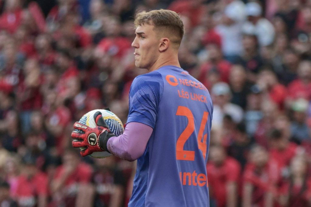 Léo-Linck-goleiro-Athletico-PR-jogo-alamy2XCE6H5 Goleiro Léo Linck em ação pelo Athletico-PR na Arena da Baixada