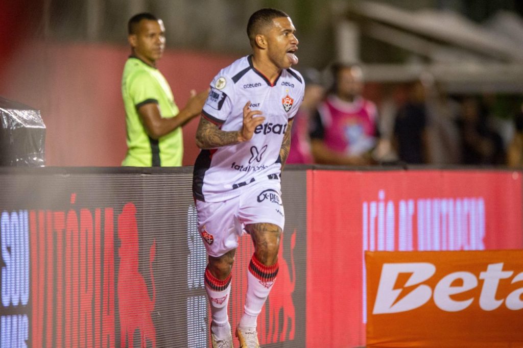 Lucas-Esteves-Vitória-gol-alamy2XG9DRT Lucas Esteves comemora gol do Vitória no jogo contra o Criciúma no Barradão