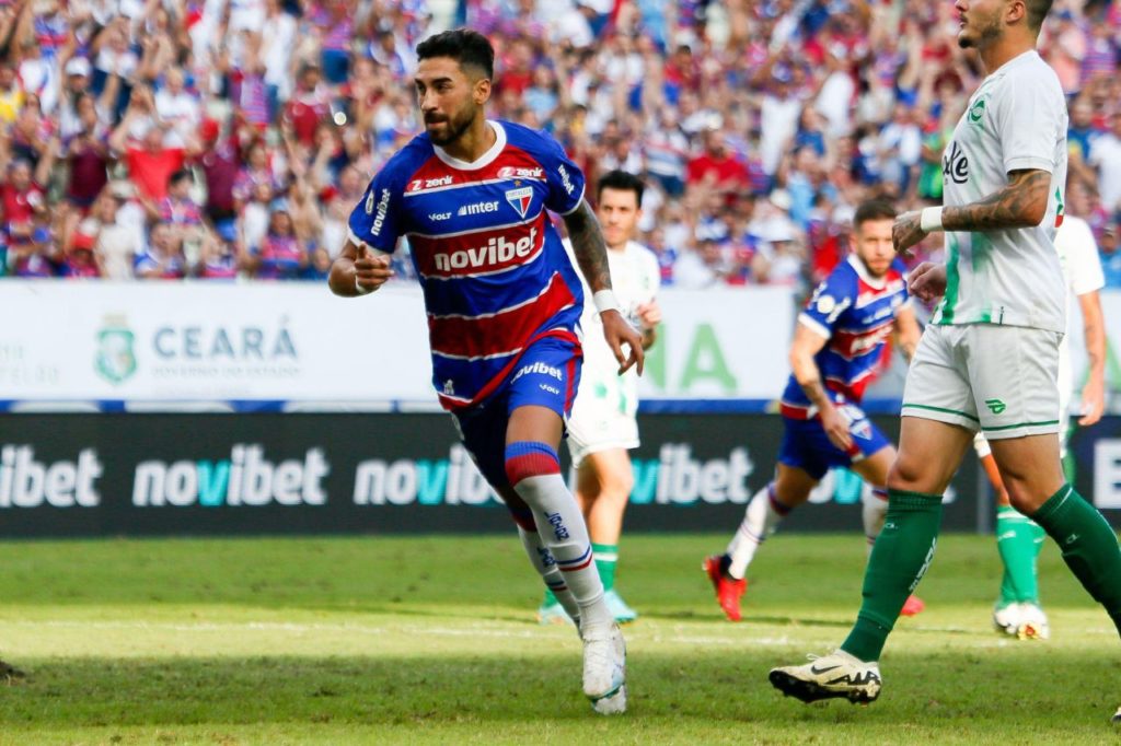 Lucero-Fortaleza-jogo-alamy2XF121P Atacante argentino Juan Martín Lucero comemora gol pelo Fortaleza na Arena Castelão
