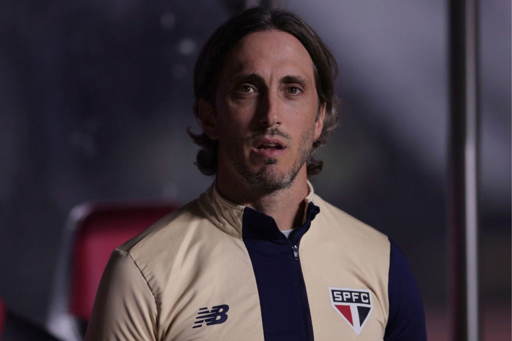 Luis-Zubeldia-São-Paulo-técnico-alamy2XJC4XJ Técnico Luis Zubeldía comanda o São Paulo em jogo do Brasileirão