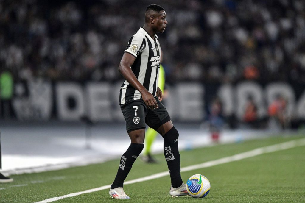 Luiz-Henrique-Botafogo-jogo-alamy2XK3H77 Atacante Luiz Henrique em jogo do Botafogo no Nilton Santos