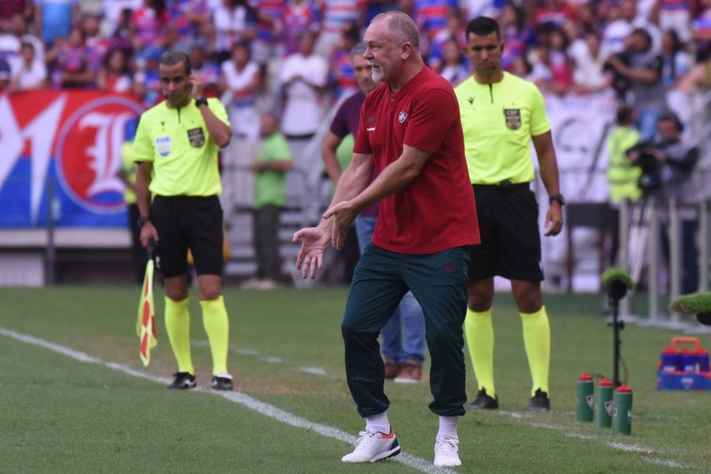 Mano-Menezes-Fluminense-alamy2XG97M7 Técnico Mano Menezes no comando do Fluminense em jogo do Brasileiro