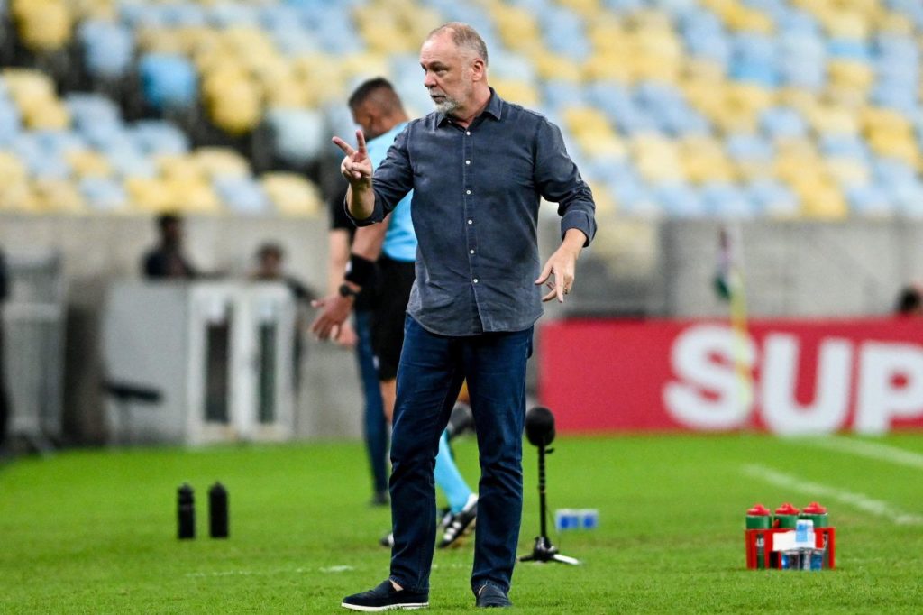 Mano-Menezes-Fluminense-técnico-jogo-alamy2XFRJAY Técnico Mano Menezes no comando do Fluminense no Brasileirão