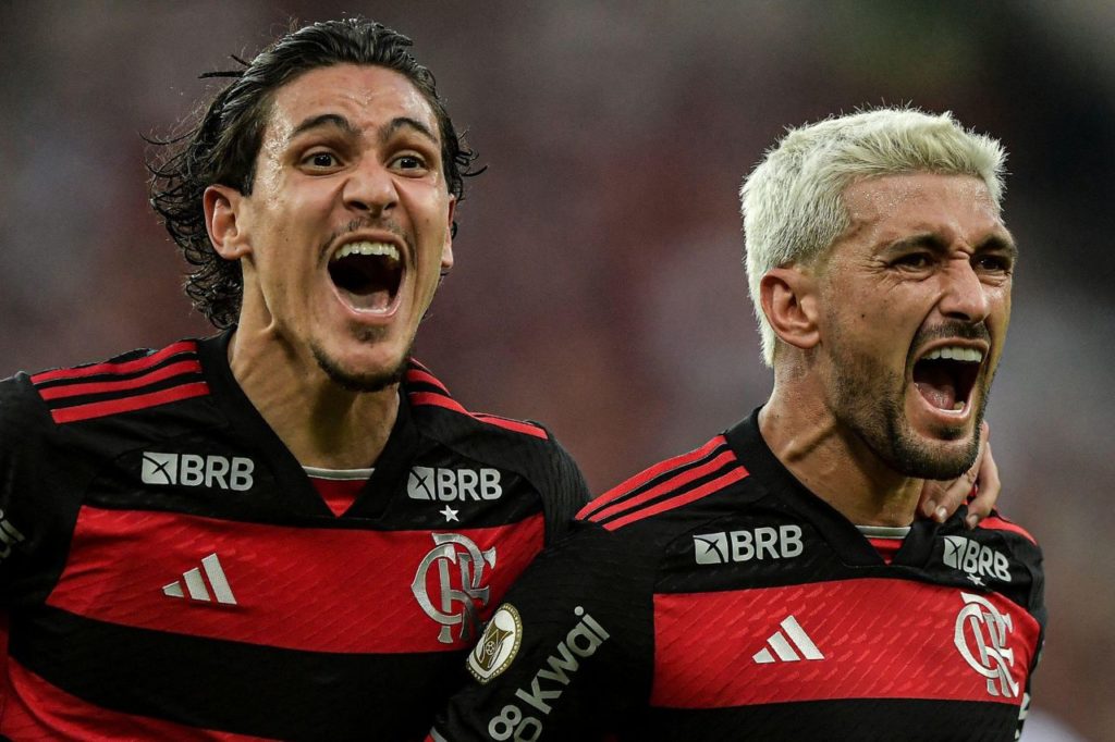 Pedro-Arrascaeta-Flamengo-gol-alamy2XMKAC1 Pedro e Arrascaeta comemoram gol do Flamengo na vitória sobre o Atlético-GO pelo Brasileirão