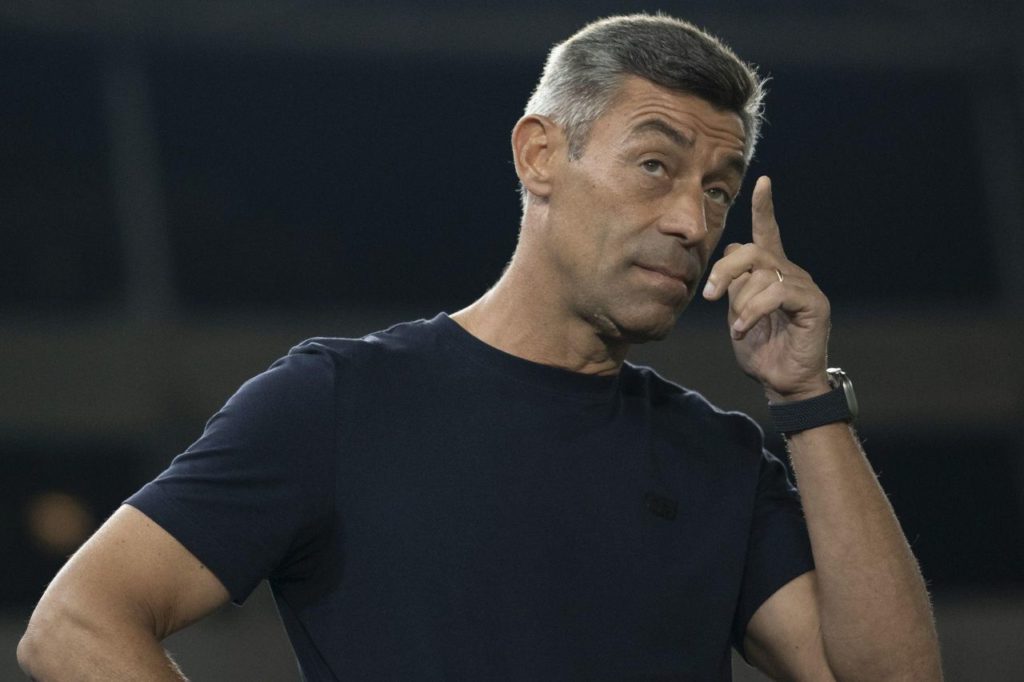 Pedro-Caixinha-Bragantino-treinador-alamy2XEB3G7 Técnico Pedro Caixinha no comando do Bragantino em jogo da Sul-Americana