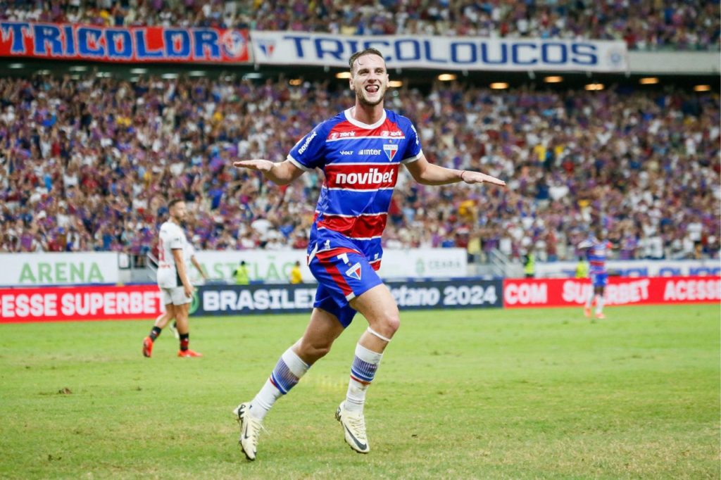 Pochettino-gol-Fortaleza-alamy2XJCCWK Pochettino comemorando gol do Fortaleza no Castelão no triunfo sobre o Vitória