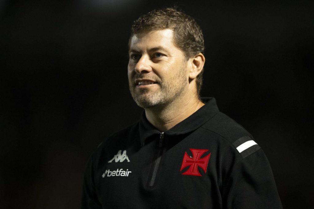 Rafael-Paiva-técnico-Vasco-jogo-alamy2XEWRTM Técnico interino Rafael Paiva no comando do Vasco no Brasileirão
