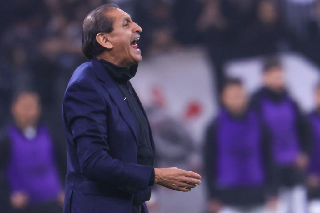 Ramon-Diaz-treinador-Corinthians-alamy2XJ7B9X Técnico Ramón Díaz no comando do Corinthians em jogo do Brasileirão