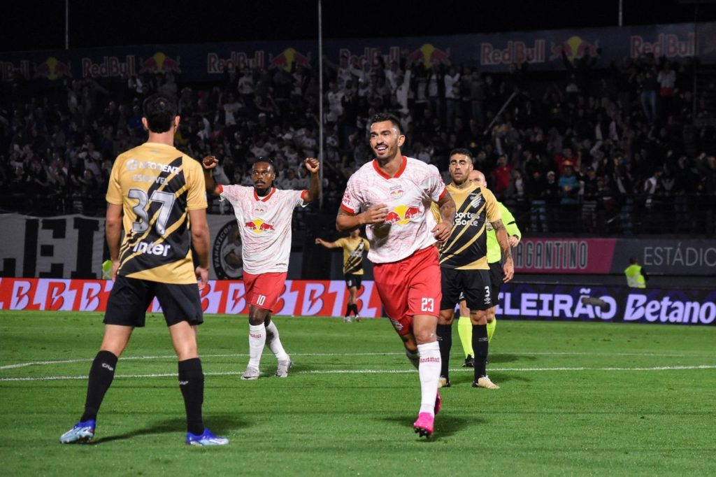Raul-Bragantino-gol-jogo-alamy2XK89XC Raul comemora gol da vitória do Bragantino em cima do Athletico-PR