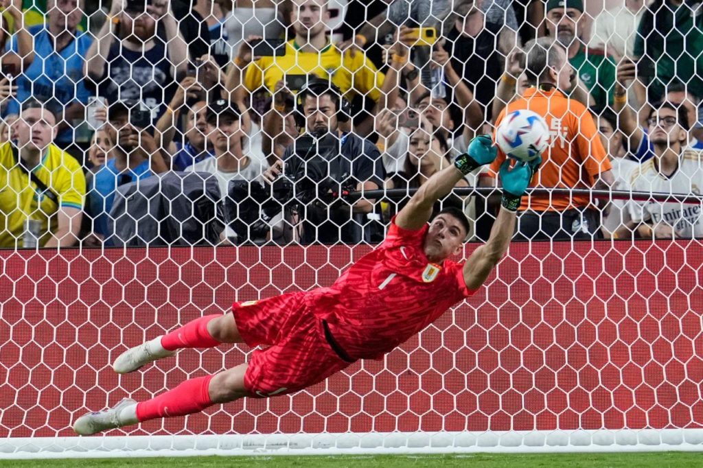 Rochet-defesa-pênalti-Militão-Uruguai-Brasil-alamy2XG6348 Goleiro Sergio Rochet, do Uruguai, pega pênalti de Militão, do Brasil, nas quartas de final da Copa América