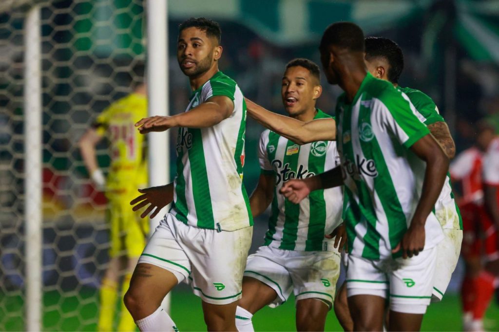 Rodrigo-Sam-Juventude-gol-alamy2XHDWHP Rodrigo Sam comemora gol do Juventude no empate com Inter no Alfredo Jaconi pela Copa do Brasil