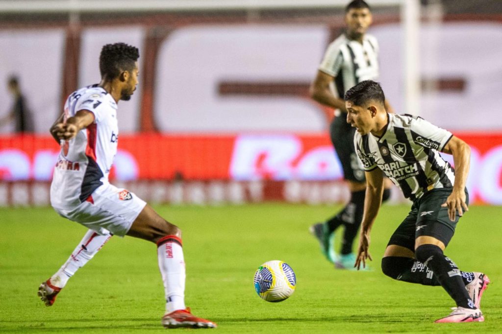 Savarino tentando passar por Willian Oliveira no jogo do Botafogo com o Vitória