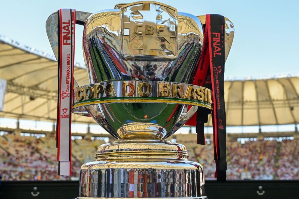 Taça-Copa-do-Brasil-alamy2RW7MRR Taça da Copa do Brasil no gramado do Maracanã