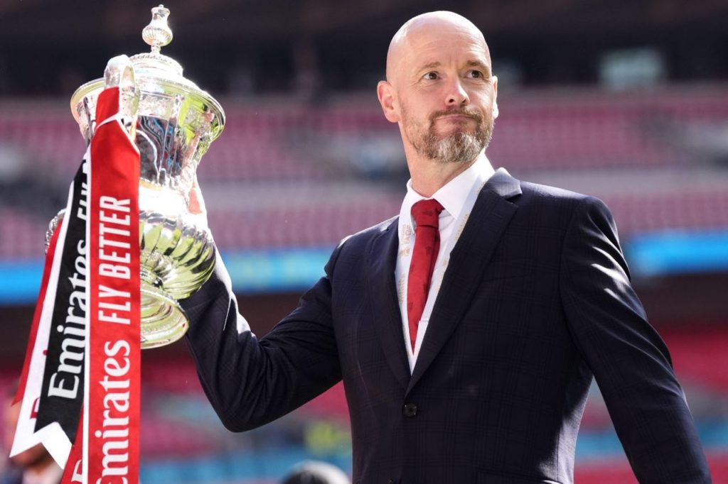 Ten-Hag-Manchester-United-treinador-alamy2XBCPG3 O técnico Erik ten Hag, do Manchester United, com troféu da Copa da Inglaterra