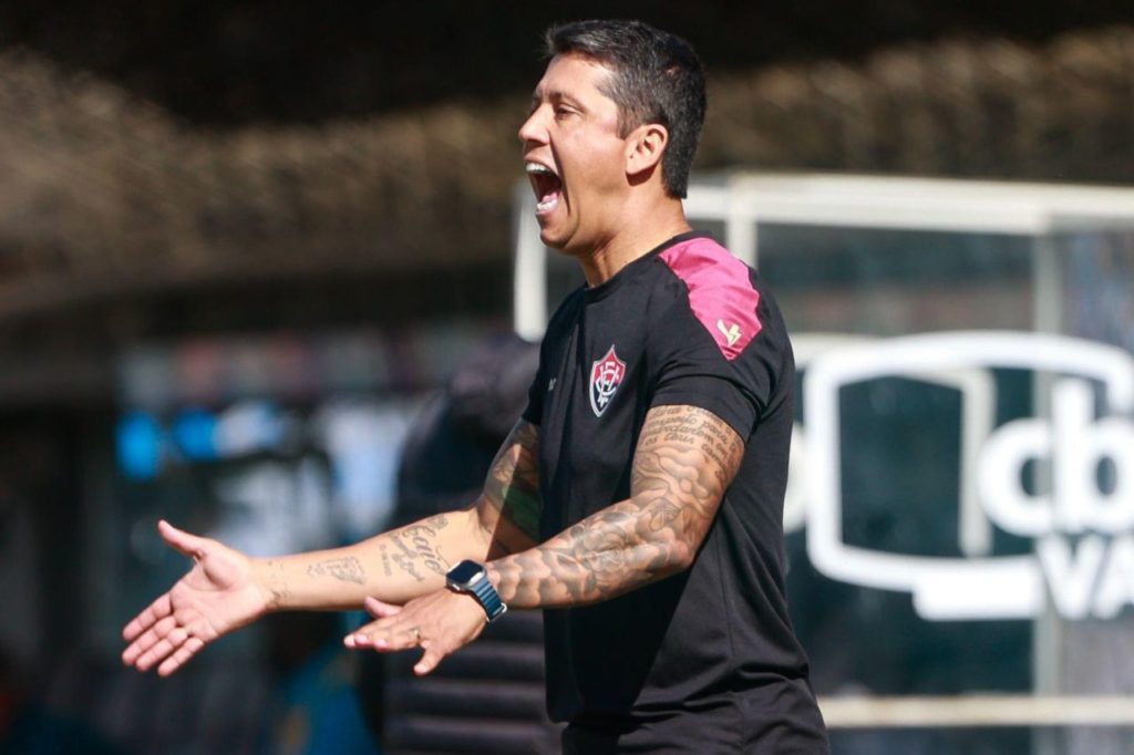 Thiago-Carpini-Vitória-técnico-alamy2XK6APJ Técnico Thiago Carpini no comando do Vitória em jogo do Brasileirão