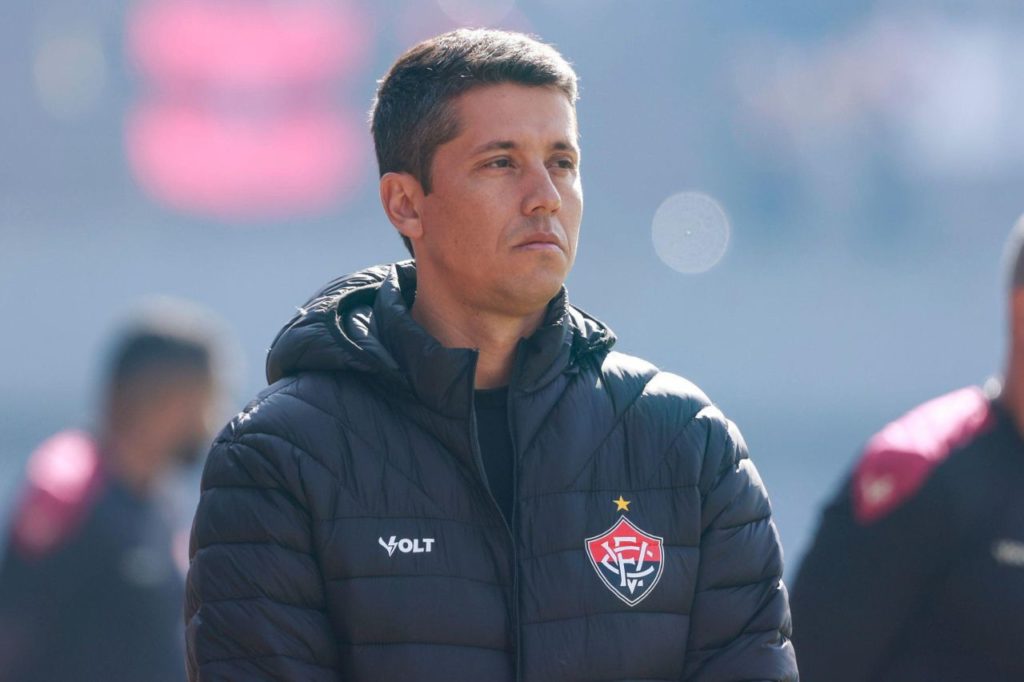 Thiago-Carpini-Vitória-treinador-alamy2XK604J Técnico Thiago Carpini no comando do Vitória em partida do Campeonato Brasileiro