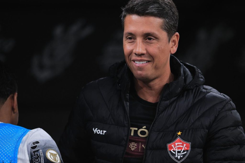 Thiago-Carpini-treinador-Vitória-alamy2XFR99N Técnico Thiago Carpini no comando do Vitória no Brasileirão