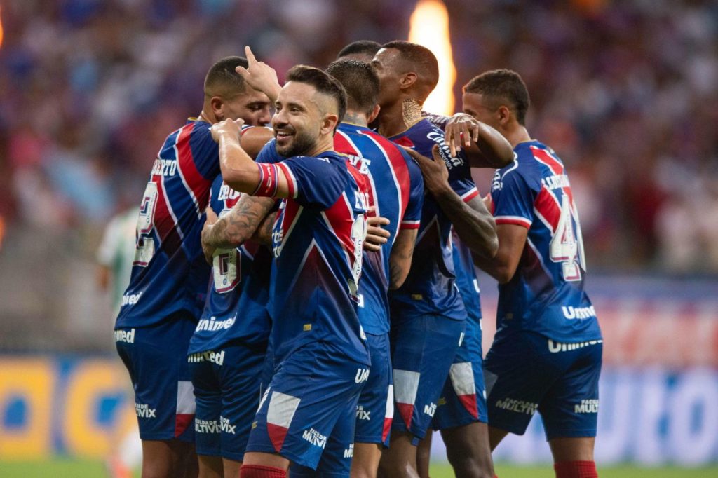 Time-do-Bahia-jogo-alamy2XFRDPH Jogadores do Bahia comemoram gol em jogo do Brasileirão