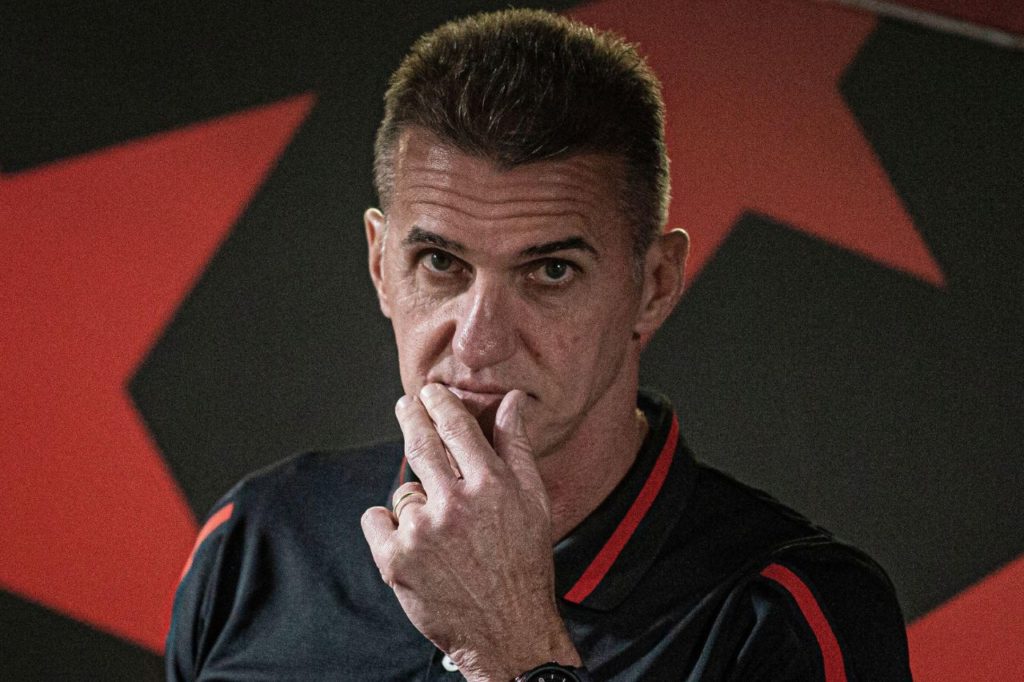Vagner-Mancini-Atlético-GO-treinador-alamy2XM29C1 Técnico Vagner Mancini no comando do Atlético Goianiense no Brasileirão