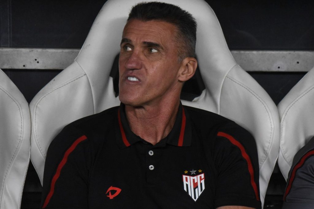 Vagner-Mancini-treinador-Atlético-GO-alamy2XKDJ1R Técnico Vagner Mancini no comando do Atlético Goianiense em jogo do Brasileiro